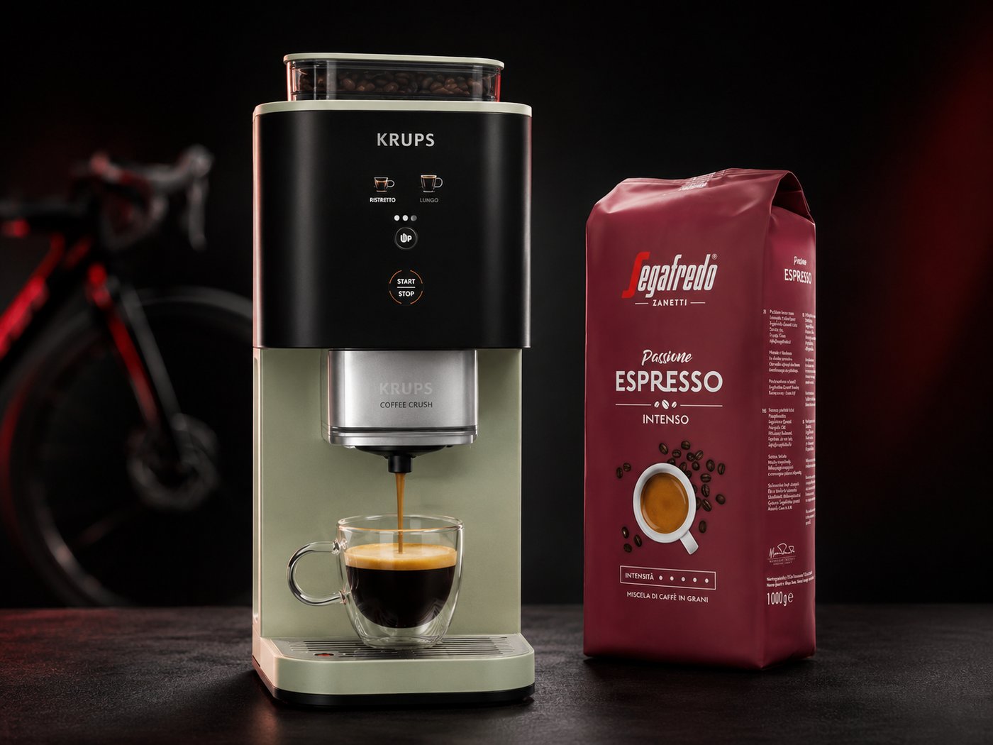 Kompletní hlavní výhra: kávovar Krups Coffee Crush SA401 připravující espresso a 1 kg zrnkové kávy Segafredo Passione Espresso